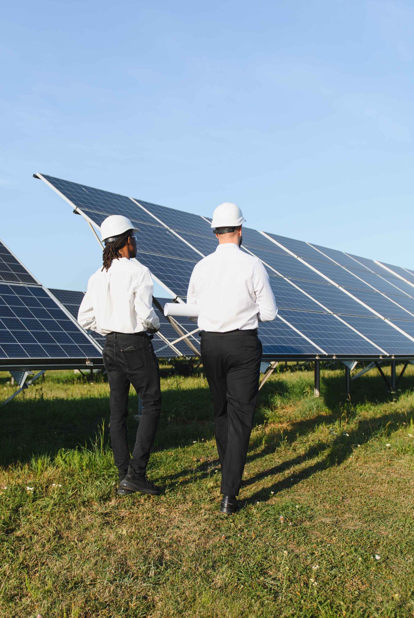 Montaje mecánico módulos fotovoltaicos construcción planta solar profesional