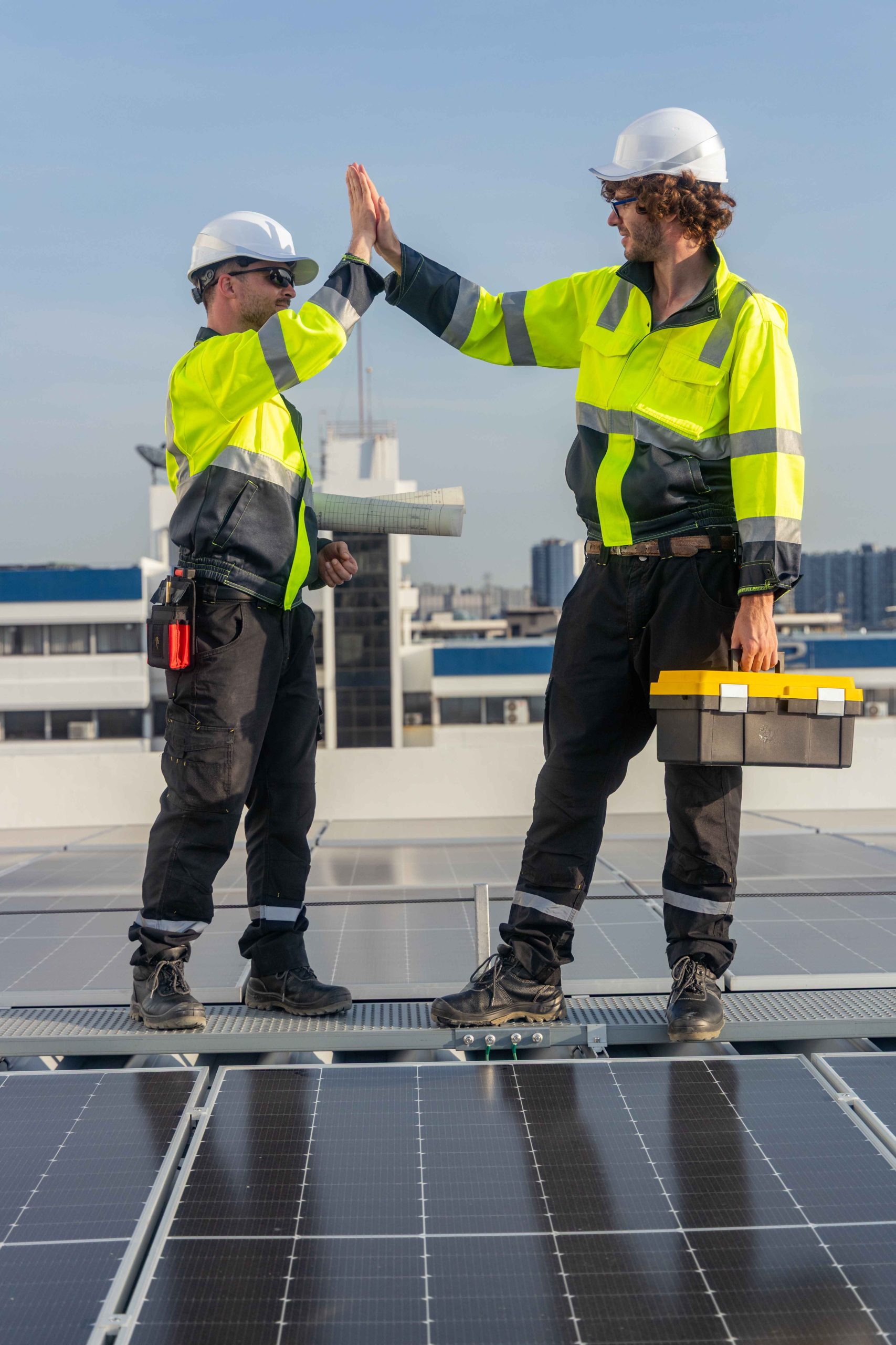 Instalación módulos fotovoltaicos técnicos construcción proyecto solar