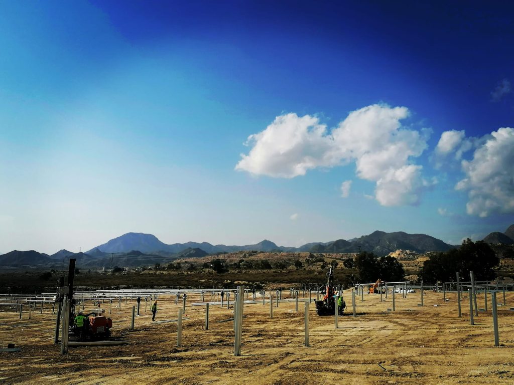 Terreno preparado construcción proyecto solar fotovoltaico instalación módulos